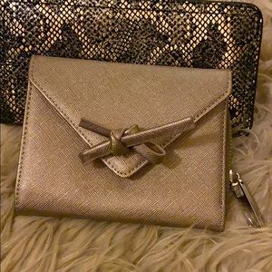 🎁 Cute bronze Neiman Marcus wallet w/compartments
